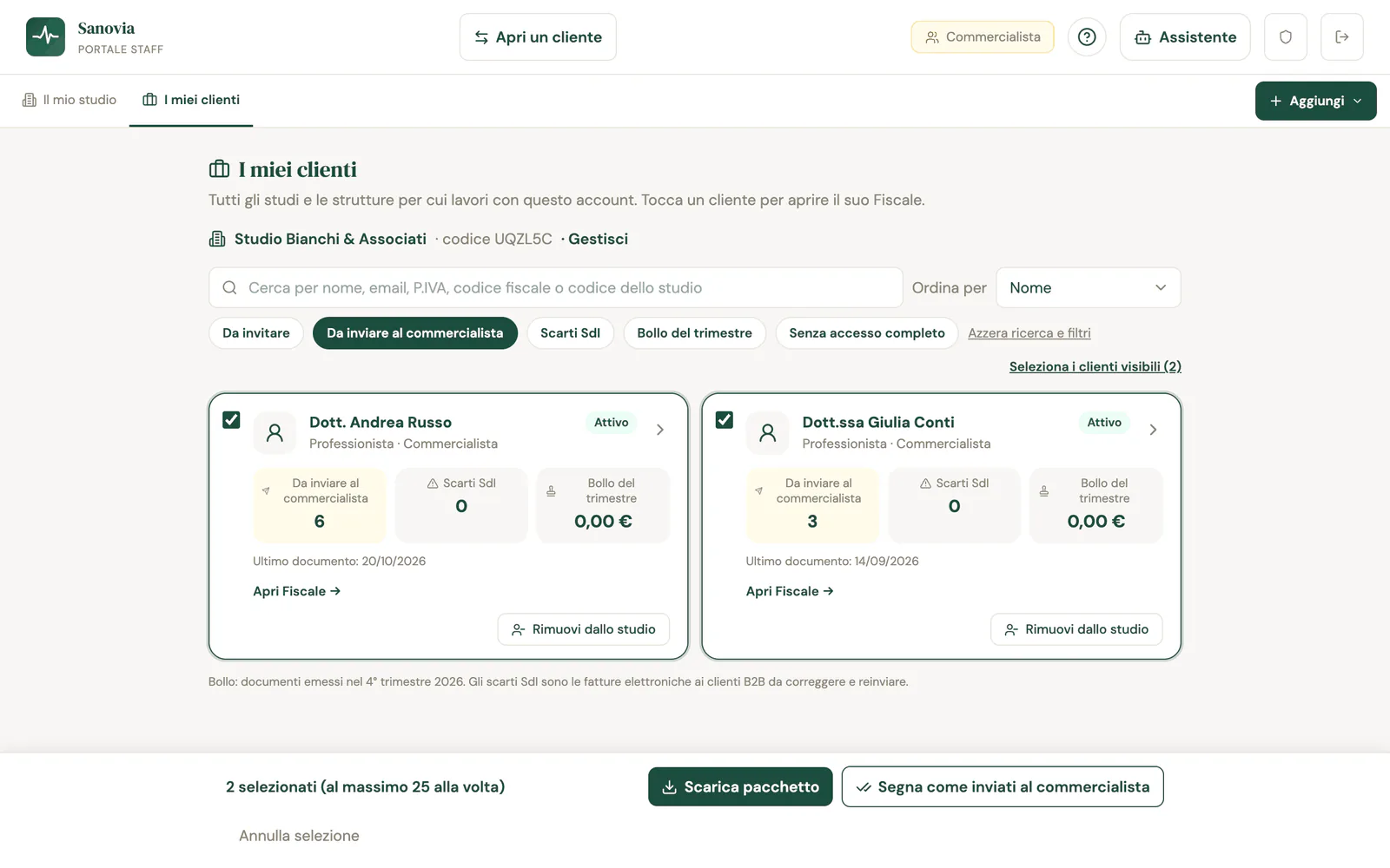 La lista I miei clienti con la ricerca, i filtri, due clienti selezionati con i numeri da inviare, scarti SdI e bollo, e la barra con Scarica pacchetto e Segna come inviati