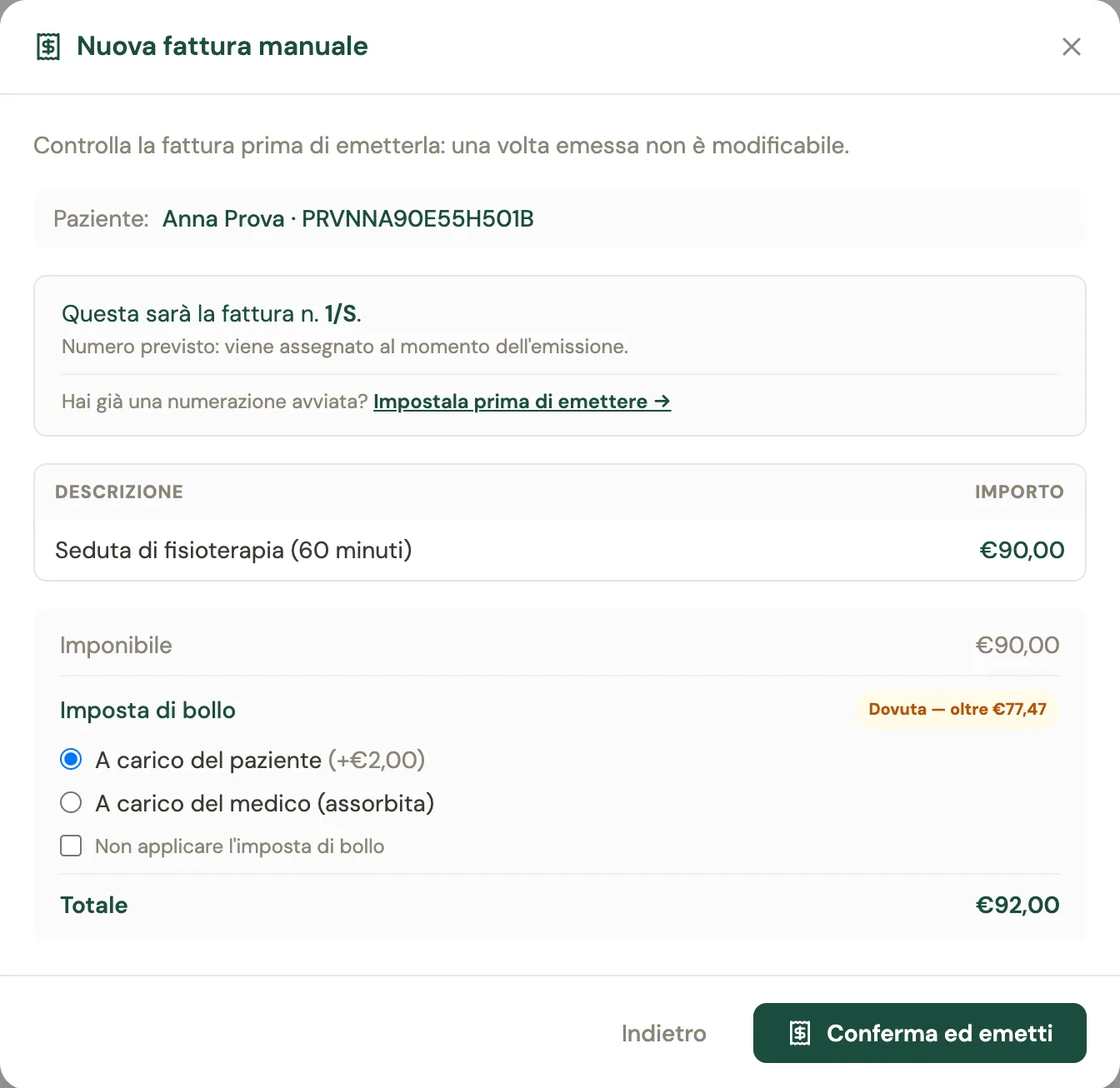 Il riepilogo prima di emettere: questa sarà la fattura numero 1/S, la riga da 90 euro, l'imposta di bollo dovuta oltre 77,47 euro con la scelta a carico del paziente o assorbita, e il totale di 92 euro