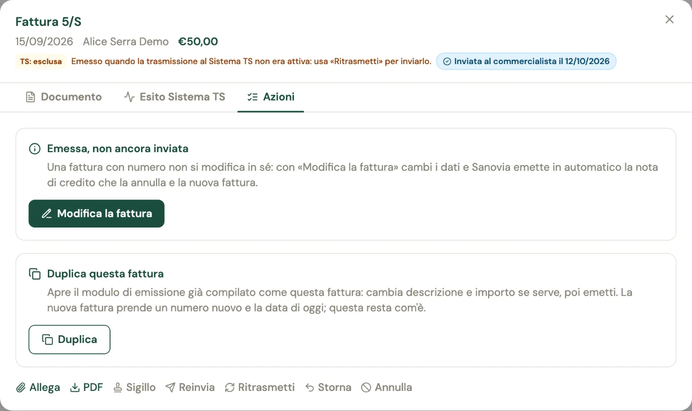 La scheda Azioni della fattura al paziente 5/S: Emessa, non ancora inviata, con Modifica la fattura, Duplica questa fattura e le azioni Allega, PDF, Sigillo, Reinvia, Ritrasmetti, Storna, Annulla