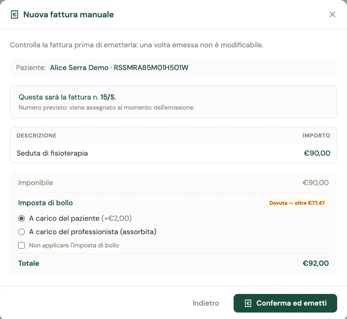 Il riepilogo prima di emettere: questa sarà la fattura numero 15/S, la riga di fisioterapia da 90 euro, il bollo dovuto oltre 77,47 euro a carico del paziente, il totale di 92 euro e il pulsante Conferma ed emetti