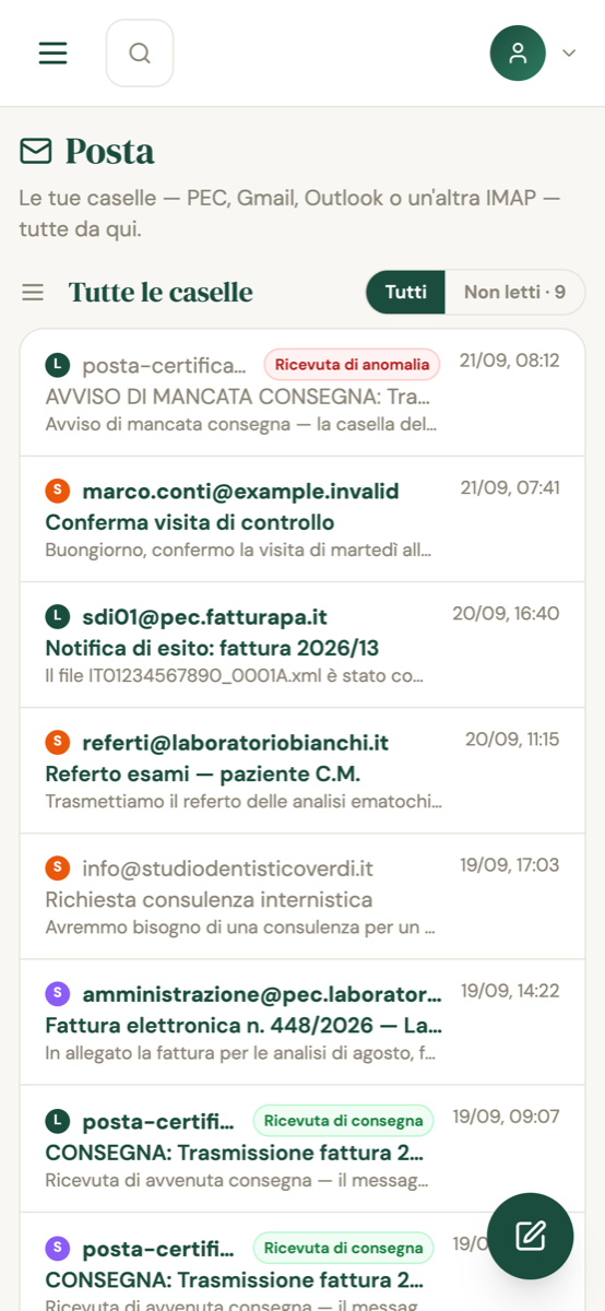 La vista telefono della Posta: lista dei messaggi di tutte le caselle con le etichette delle ricevute e il pulsante per scrivere